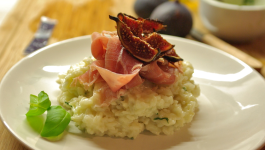 Risotto au jambon et figues rôties.