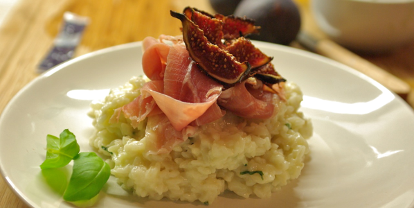 Risotto au jambon et figues rôties.