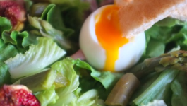 Salade aux asperges et aux figues roties